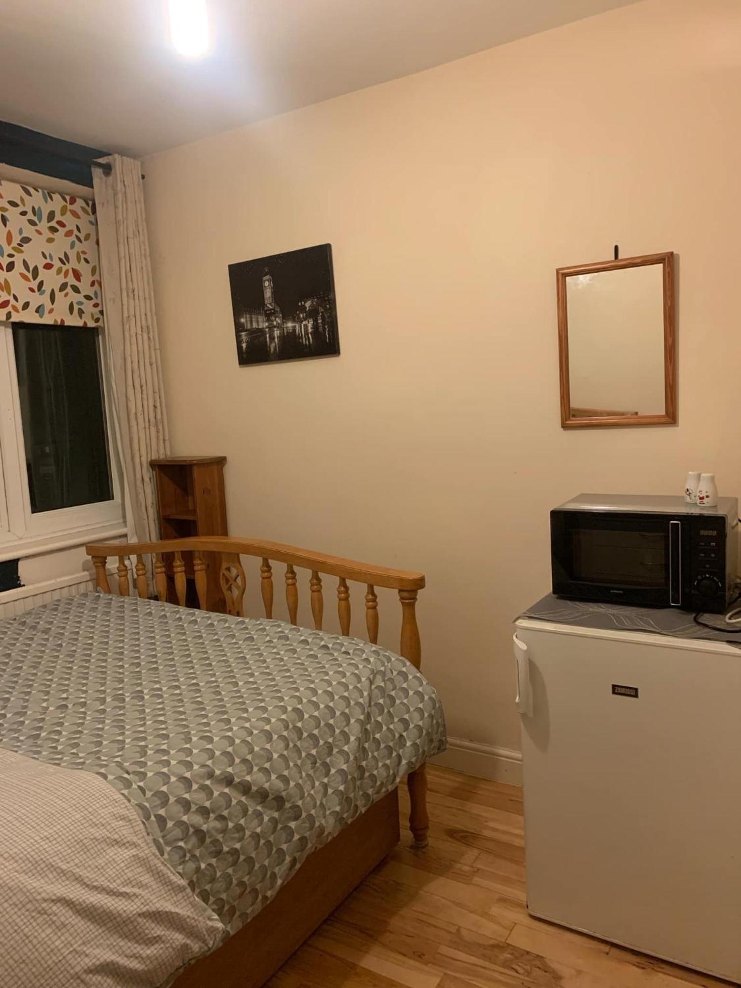 Private Lovely Double Bedroom Homestay *